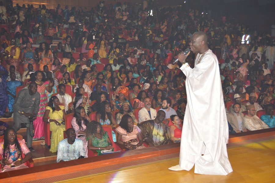 En direct du grand théâtre:  "Spécial ndéwleun"Pape Diouf  affiche le plein et met le feu dans la salle.