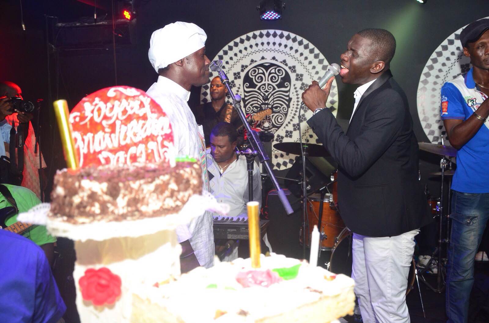 Anniversaire Packo Prod: Pape Diouf et la génération consciente chauffent le Baramundi. Revivez les images.