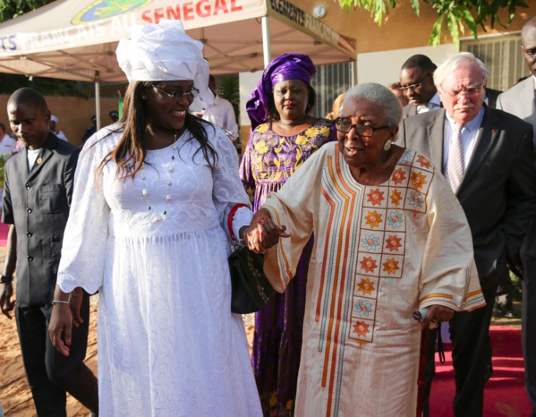 Pose de la première pierre de la maternité de Ouakam, Marième Faye Sall chaleureusement accueillie et remerciée par les populations