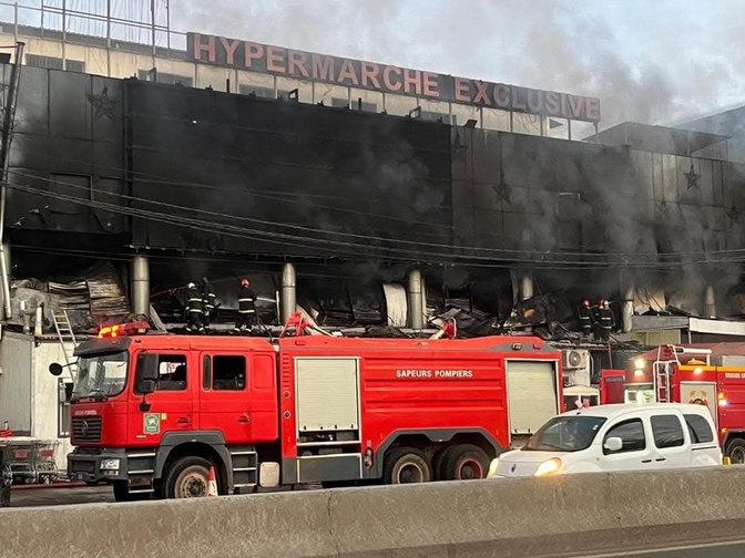 Violent incendie à l’hypermarché Exclusive : Les quartiers environnants plongés dans le noir