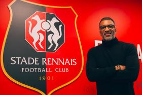 Habib Beye signe son contrat à Rennes