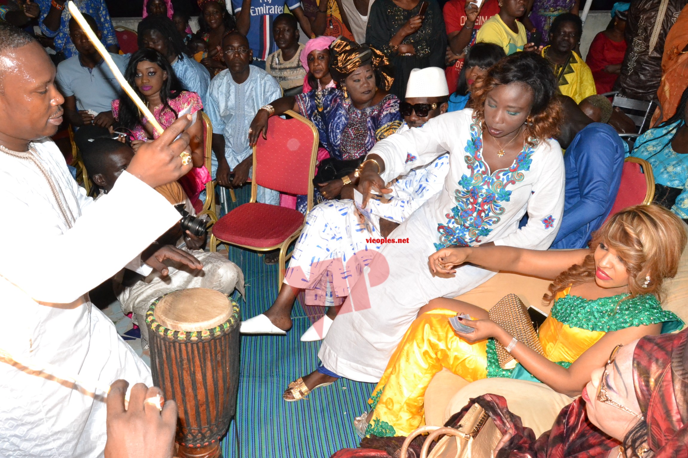 Viviane  Chidid au baptême de son homonyme, la fille de son manager Djidiack. Revivez le grand R-V des artistes.