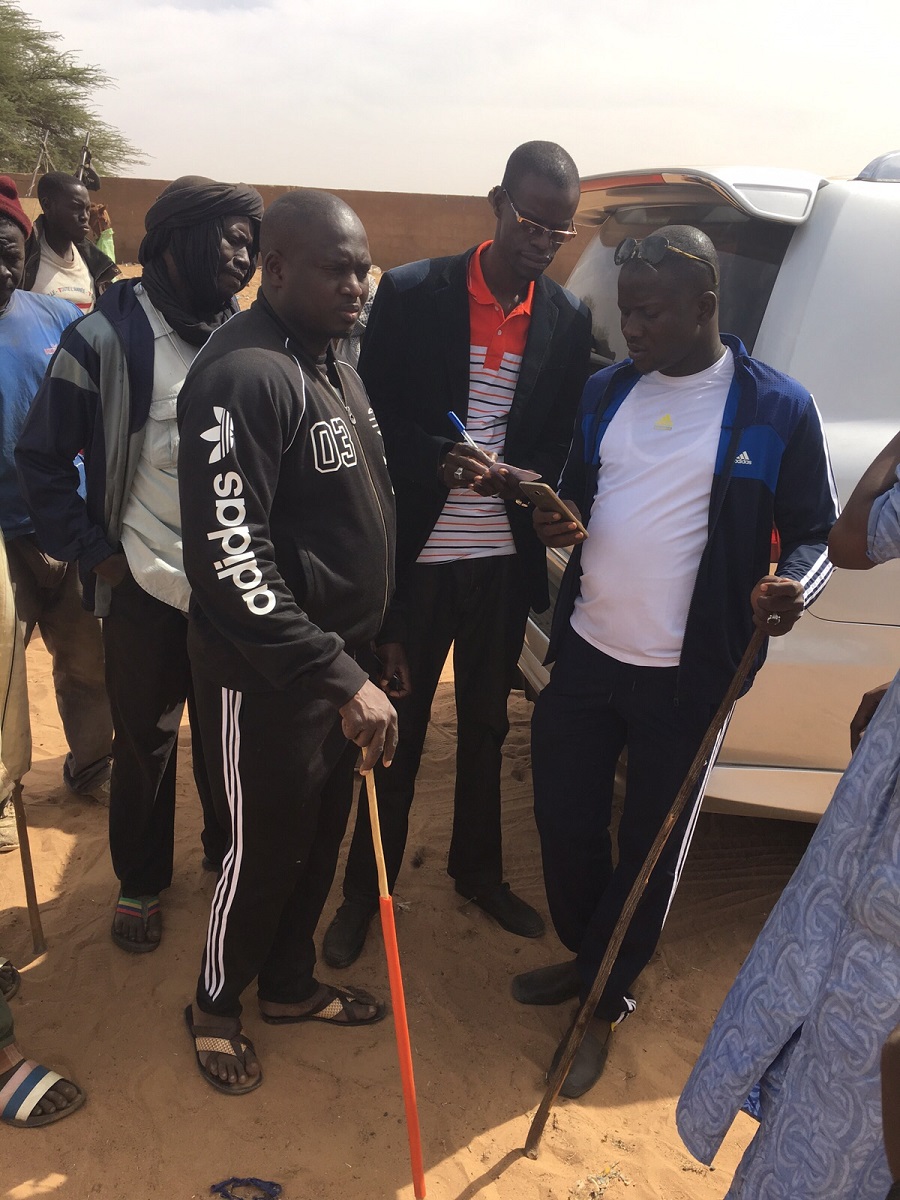 Gamou Tivaoune 2015: L'homme d'affaire Aziz Ndiaye offre des bœufs aux chefs religieux de la ville sainte de Tivaoune.