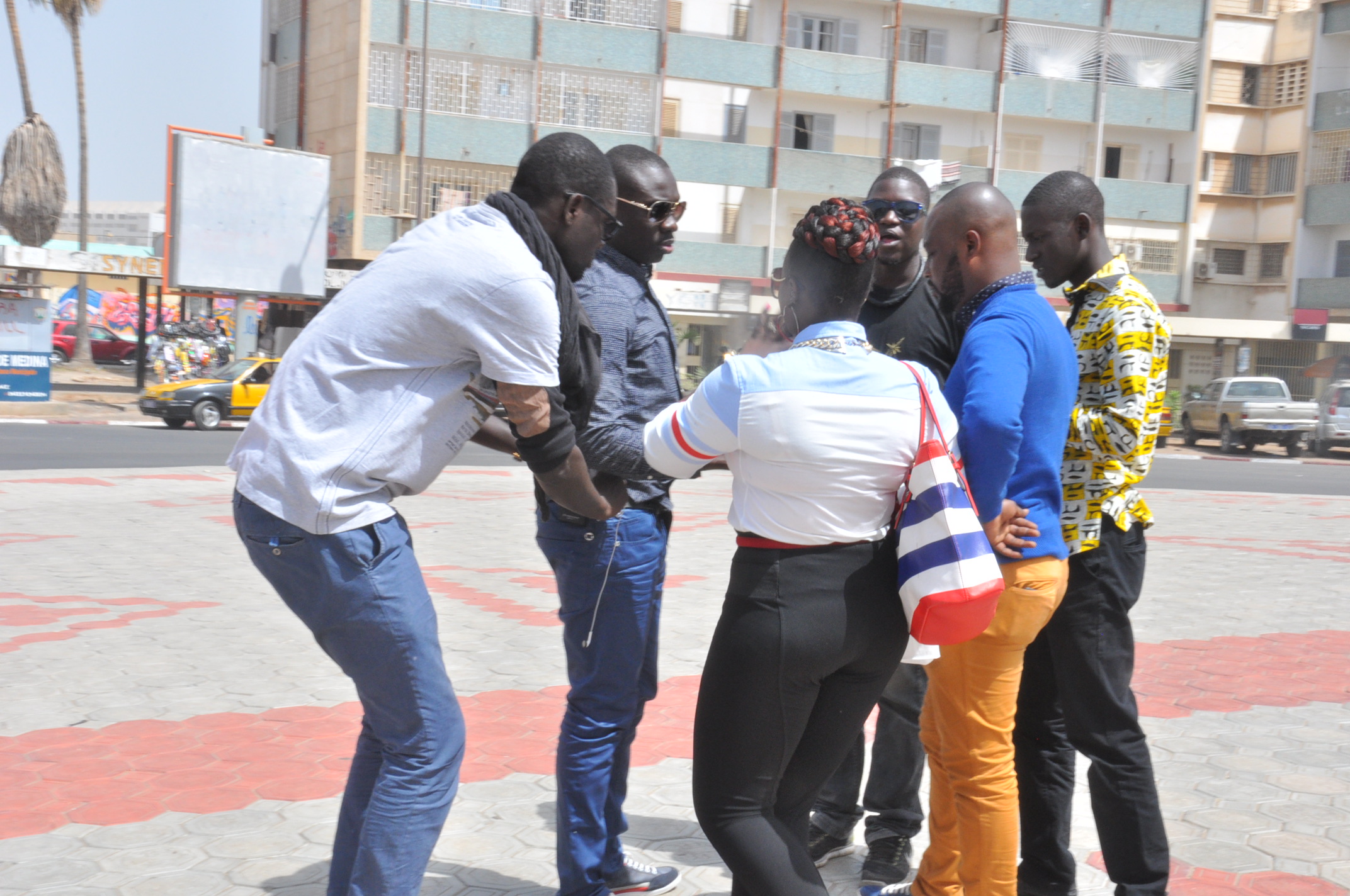 Dj Prince de la RTS reçoit Pape Diouf dans "Dokhontou". Regardez le tournage en images.