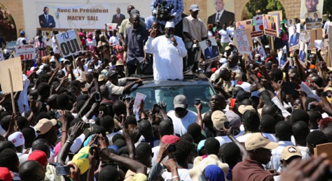 A Thiès, Macky Sall pilonne Idrissa Seck et Cie: " Ceux qui parlent doivent se regarder dans un miroir pour savoir entre eux et moi, qui a plus de dignité"