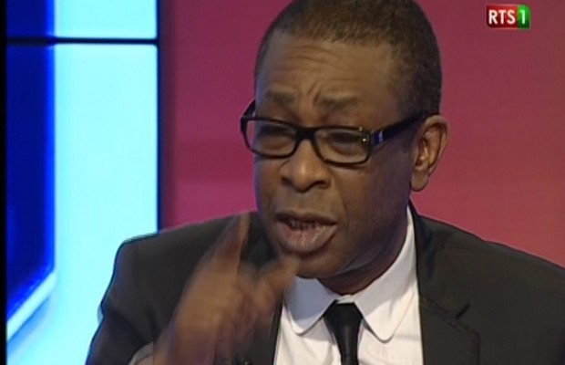 Référendum: Youssou Ndour reporte son concert et drague Modou Lô pour…