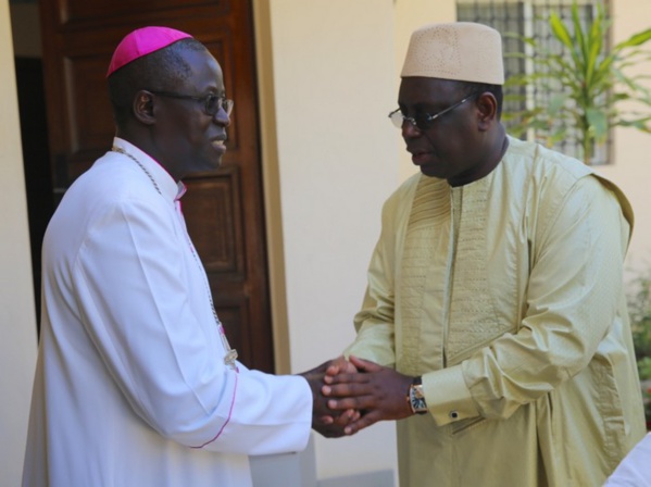 Visite chez l'Archevêque de Dakar : Le Président Macky Sall offre un million à une dame qui l'attendait à sa sortie