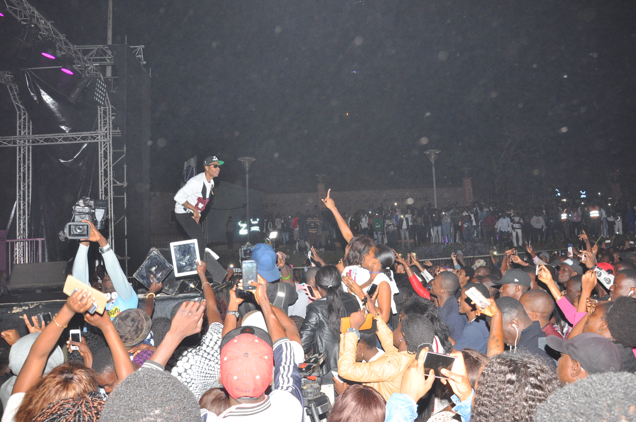 En images le concert du Nigérien WIZKID au monument de la renaissance. Regardez.