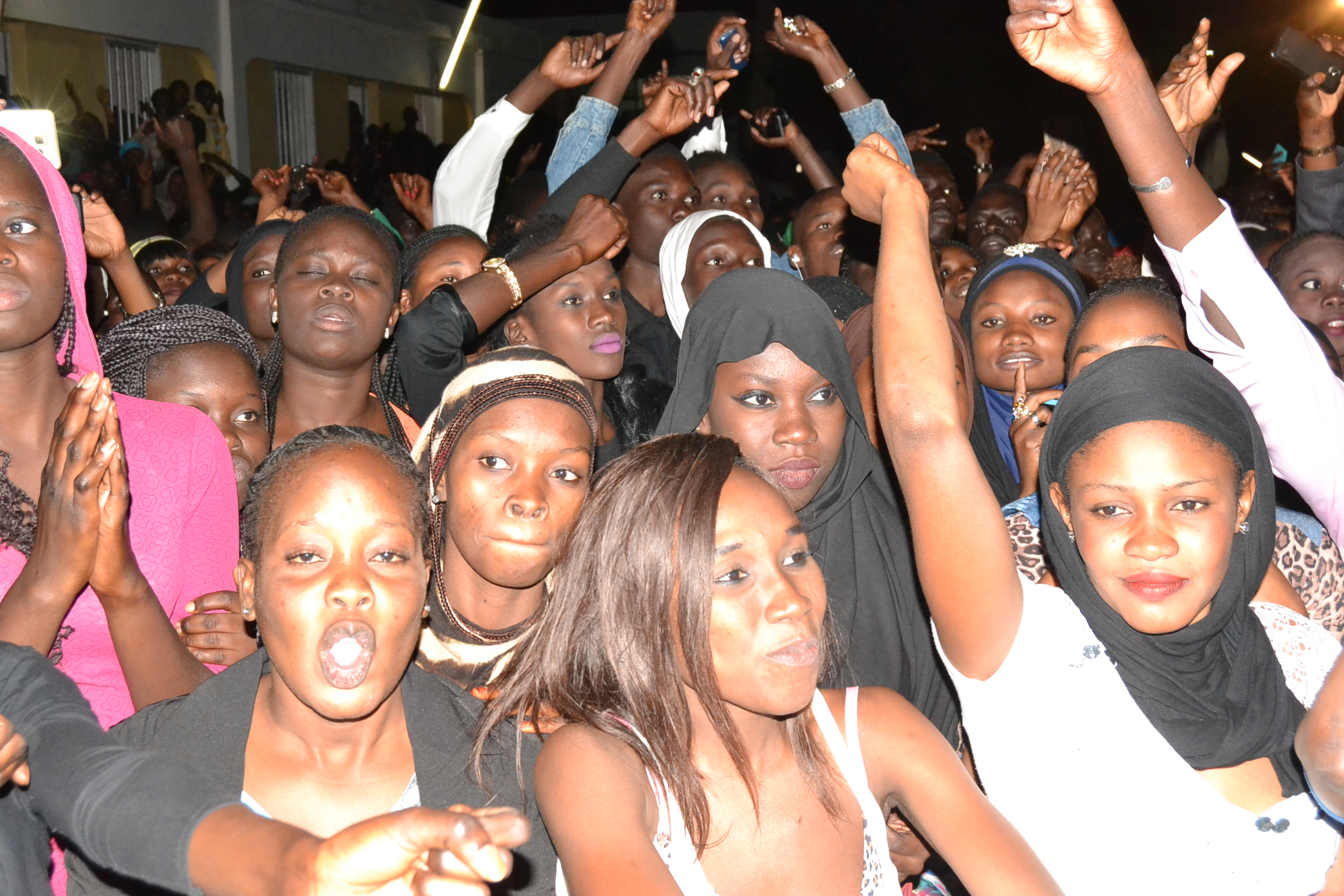 Concert explosif à la Cité Claudel Pape Diouf ravit la vedette et chauffe les étudiantes.