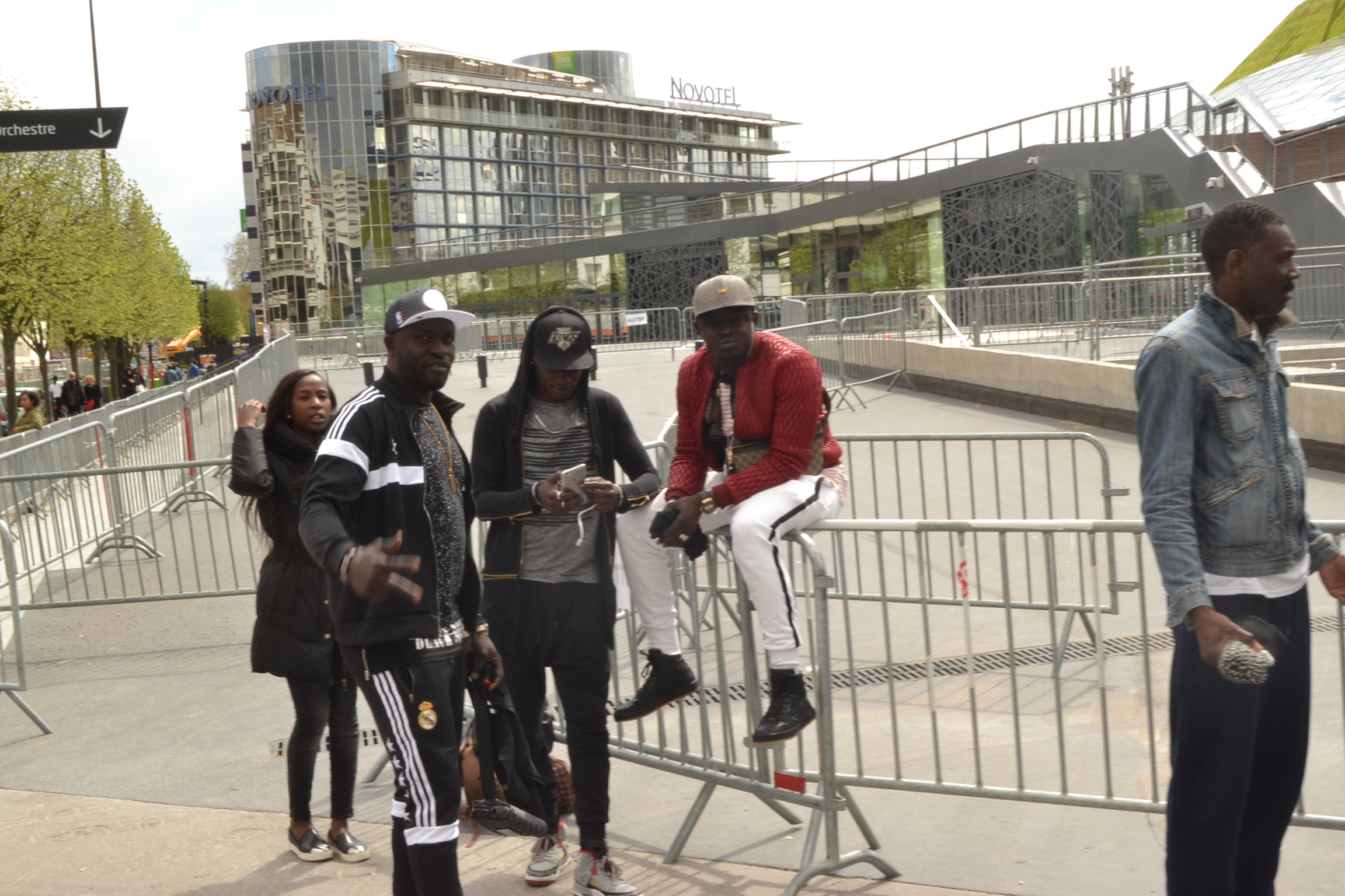 Sur la route de Bercy, Waly dans ma ville un concept de Sen Art Vision et Vouzénou: Ses amis à fond pour le grand succès du 04 Juin à Paris. Regardez