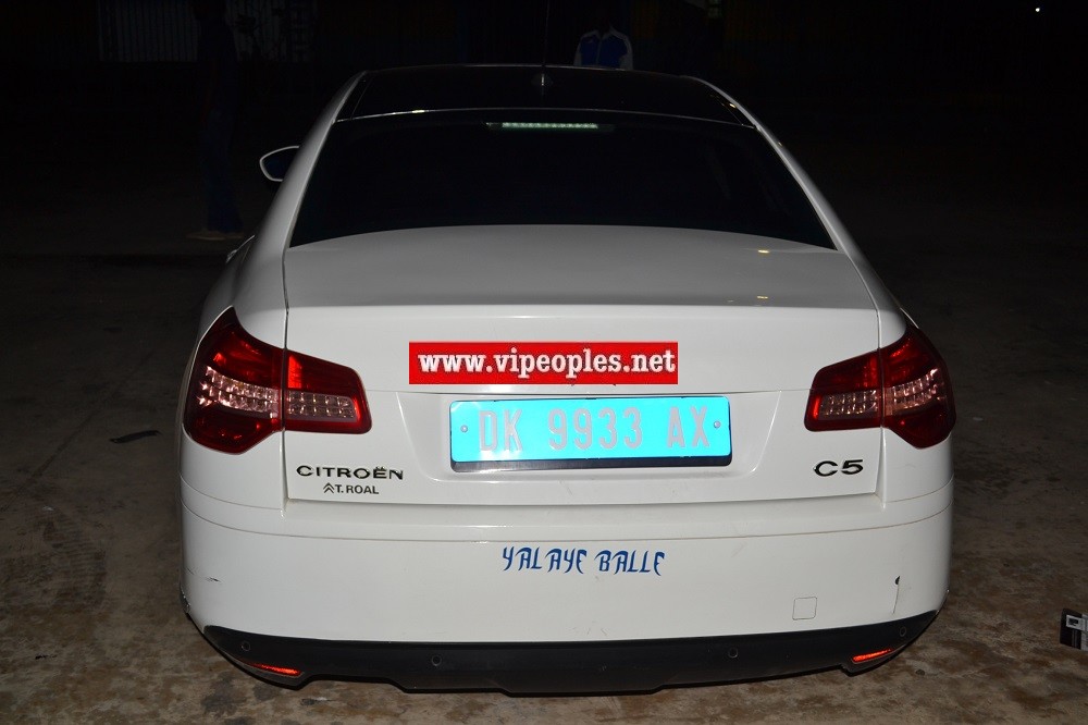 Parrain de la soirée de ses 25 ans de carriéres, Waly Seck offre une Citroen C5 de luxe à Papis Konaté; Regardez