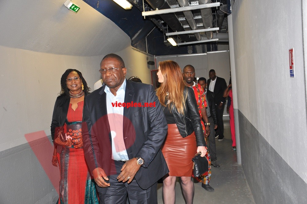 SEM Bassirou Sene ambassadeur du Sénégal à Paris arrive au concert de Waly Seck à Bercy.