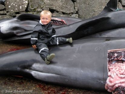 Ils ont simplement arraché le bébé de son corps. Ces photos sont insupportables à regarder.