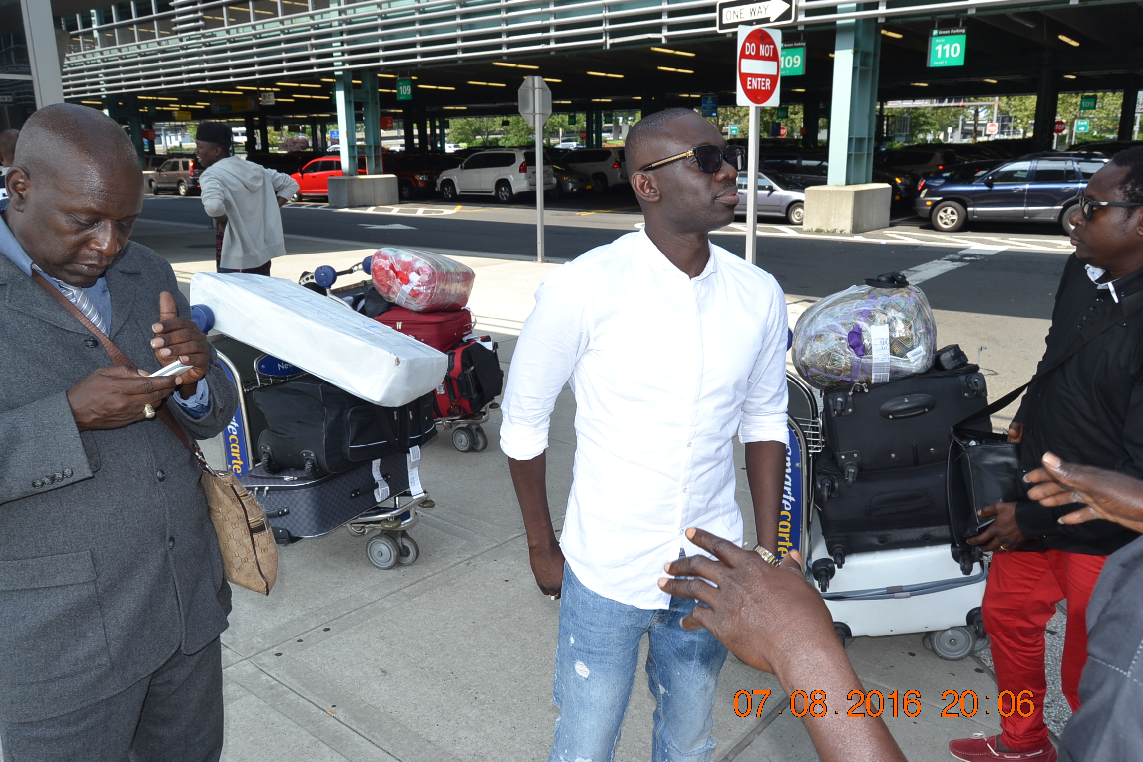 Les images de l'arrivé de Pape Diouf, la génération consciente et Bay Babu à l'aéroport JFK de New York.