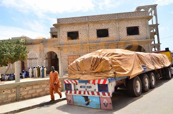 La grande mosquée de Yoff reçoit un don de 50 tonnes de ciment par Baba Tandian , PDG de Tandian Multimédias