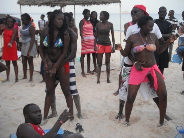 C’est l’été à Dakar, sexe, alcool et drogue installent leurs quartiers généraux à la plage