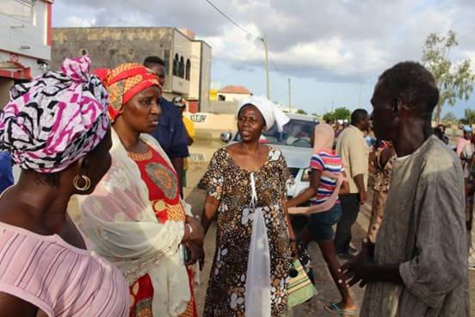 En Images: Des populations écoeurées par la gestion de Mariama Sarr à Kaolack ont pris d’assaut sa maison