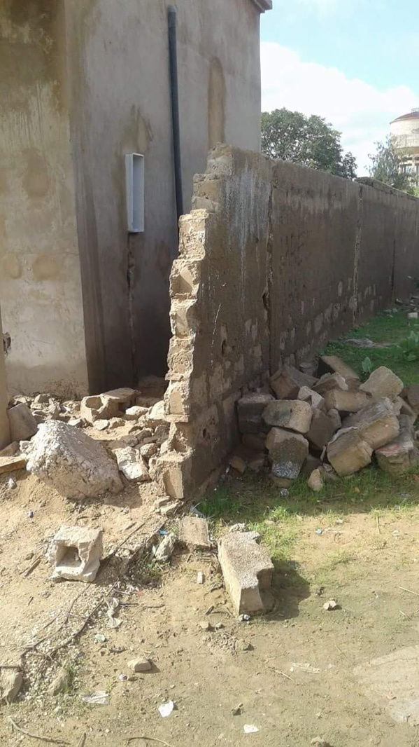 Kaolack: Le nouveau mur du lycée Valdiodio Ndiaye démoli par les riverains.24103