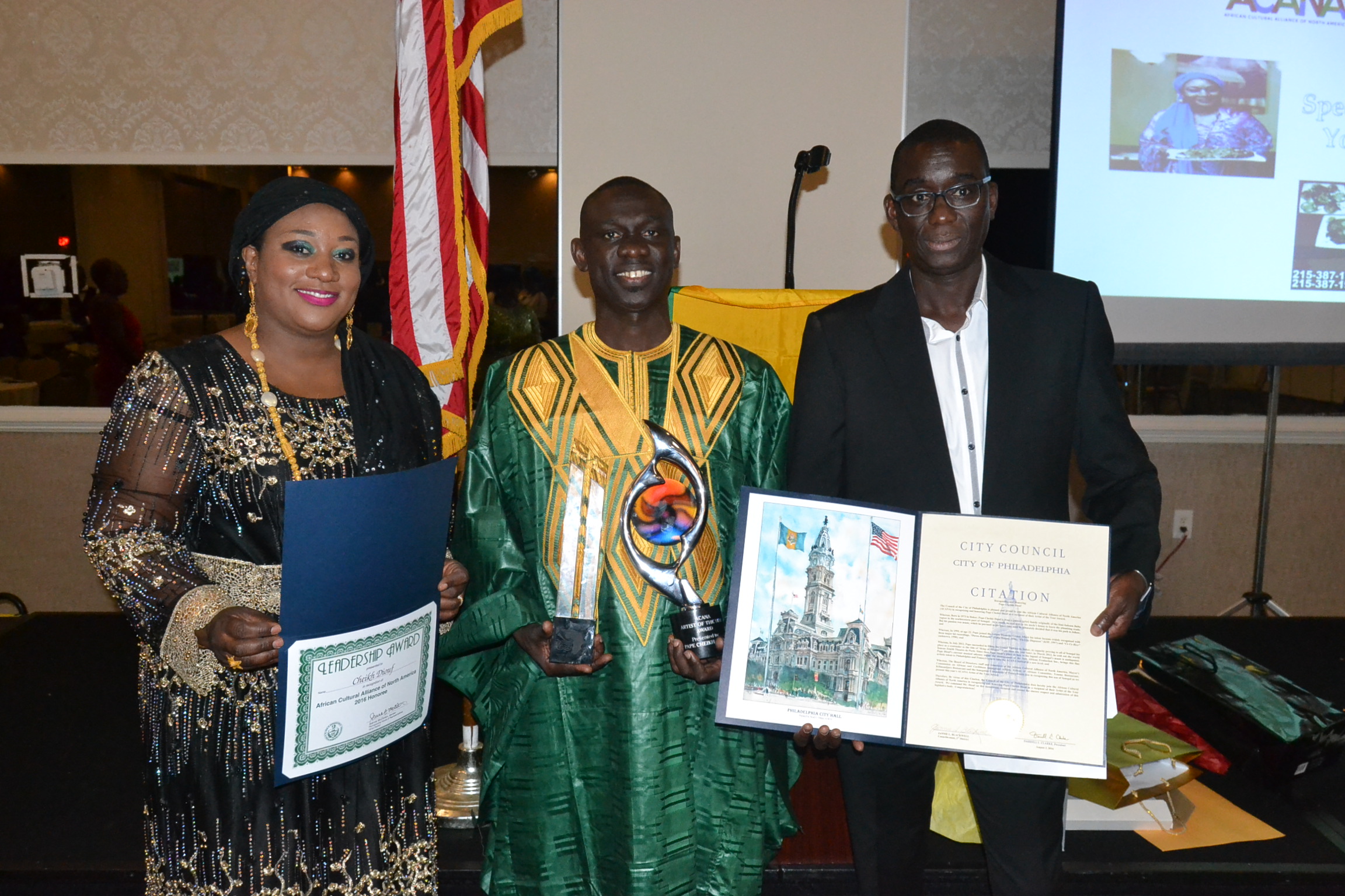 VIDEO: Pape Diouf reçoit le Award de l'Artist Of The Year et Award Of Contribution Africa's Musical Herutage par le Senator Athony H. Williams de Pensylvania et l'Adjointe au Maire de Philadelphia. Regardez