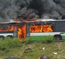 Un bus malien prend feu sur l'autoroute à péage!!!