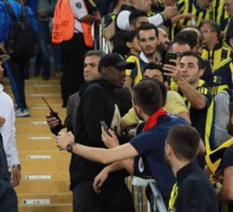 Guéri, Demba Bâ réapparaît au stade pour regarder le match de son ami Moussa Sow à Fenerbahçe