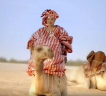 Fatou Guéweul sur le dos du chameau!!