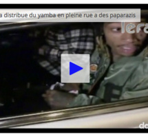 Vidéo: Incroyable : Wiz Khalifa distribue du "yamba" en pleine rue aux paparazzis