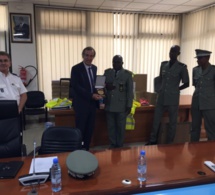 Son excellence l'Ambassadeur de la France Christophe Bigot remet du matériel à la douane sénégalaise