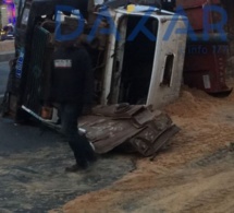  Un camion s’est renversé en pleine circulation sur la route de l’aéroport