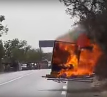 Vidéo: un camion rempli de carton prend feu sur la route de Thiès