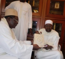 Maitre Ousmane Ngom offre un précieux cadeau au Khalif général des Tidianes pour réitérer son attachement et son amour à la TARIQA TIDJANIA.