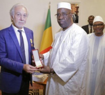 Le PDG de Eiffage Sénégal, Gérard Senac, honoré par le président du Mali.