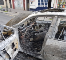 Cette voiture prend feu en plein jour sur la rue Doudeauville.