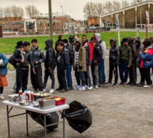 A Calais, la police bloque une distribution de repas aux réfugiés par l'Auberge des migrants