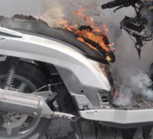 Vidéo – Accident sur la route de Ouakam : Un scooter prend feu