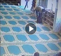 Mosquée Sacré cœur 3 : cet homme filmé en train de voler des chaussures des fidèles en pleine prière !