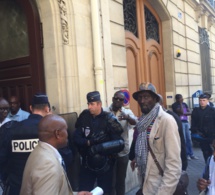 Consulat du Sénégal à Paris: Violence et affrontement policières pour des cartes d'électeurs. Regardez