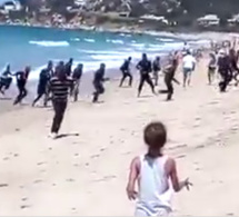 Vidéo – Espagne: des migrants débarquent sur une plage à la surprise des baigneurs