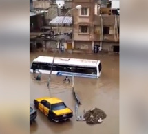 Vidéo- Choc: Le bus Tata rempli de passagers coincé dans les eaux de pluie