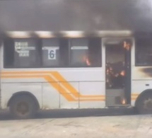 Vidéo : Un mini bus TATA prend feu devant la mosquée de Touba …