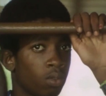 Vidéo: Quand Bouba Ndour, alors adolescent, incarnait le rôle de Youssou Ndour dans un documentaire – Regardez.