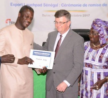 94 IMAGES:Cérémonie de remise de diplômes après une formation sur les aspects pratiques du Commerce international, à des OPC et entreprises exportatrices sénégalaises.