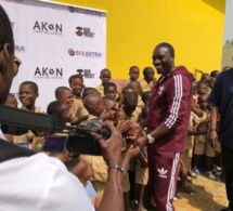 Visite de l’école offerte par Akon à …