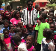 Gambie : Wally Seck offre un packet de fortune aux enfants