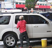 Des laveurs de voitures volent plus de 700.000 FCFA à un client