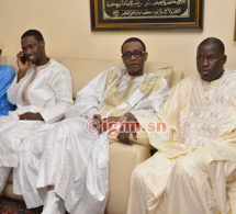 Accompagné par son Fils Birane,  son Père et Serigne Abdourahmane Mbacké, Youssou Ndour au nouveau khalife