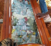 Il enterre son père avec 7 630 $ en espèces dans le cercueil …