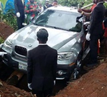 Un homme enterre son père avec une nouvelle BMW (photo)