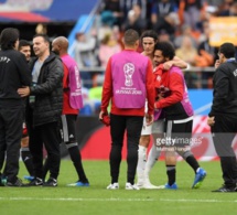 L’Egyptien Mohamed Salah consolé par l’Uruguayen Edinson Cavani à la fin du match