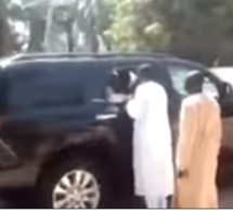 Un homme stoppe le cortège voitures du président Macky Sall pour…